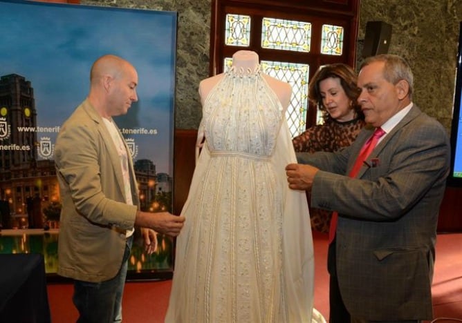 Marcos y María con el vestido, y el consejero Efraín Medina