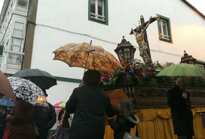 La talla de El Cristo de la Agonía, de 1798, espera en el exterior de la iglesia en Ferrol