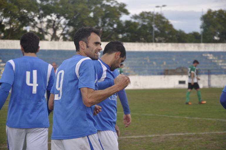 Pedro Carrión, delantero del Xerez C.D, celebrando uno de sus goles ante la Olímpica 