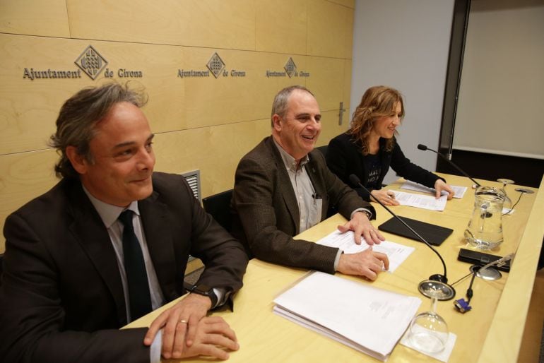 Carles Ribas, Albert Ballesta i Maria Àngels Planas durant la presentació del nou cartipàs de l&#039;Ajuntament de Girona