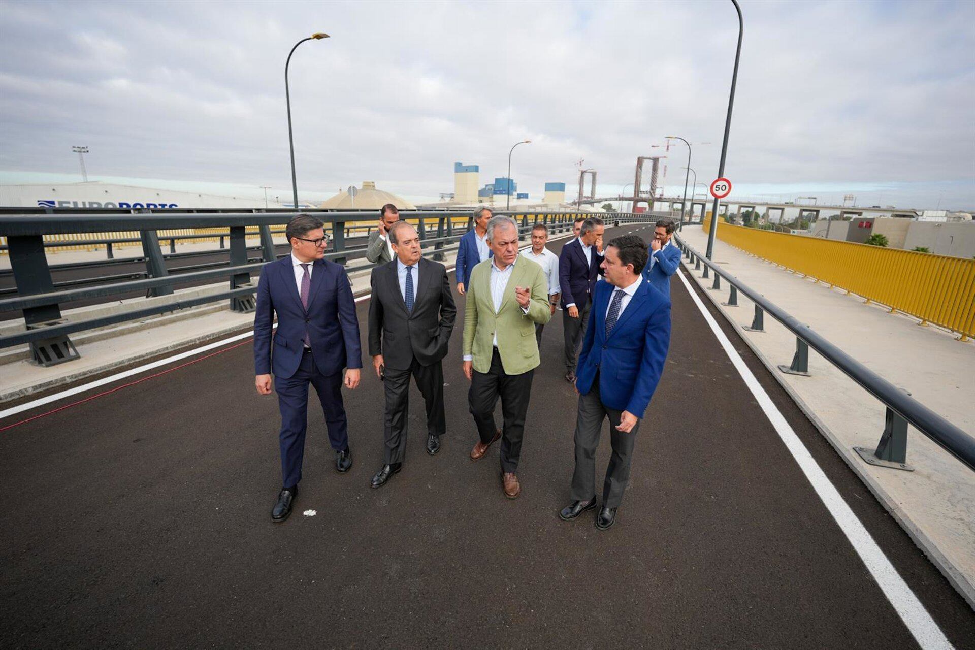 El alcalde de Sevilla, José Luis Sanz, visita la nueva carretera que conecta Palmas Altas con la Avenida de las Razas junto al director territorial en Andalucía Occidental de Metrovacesa, Antonio Gil