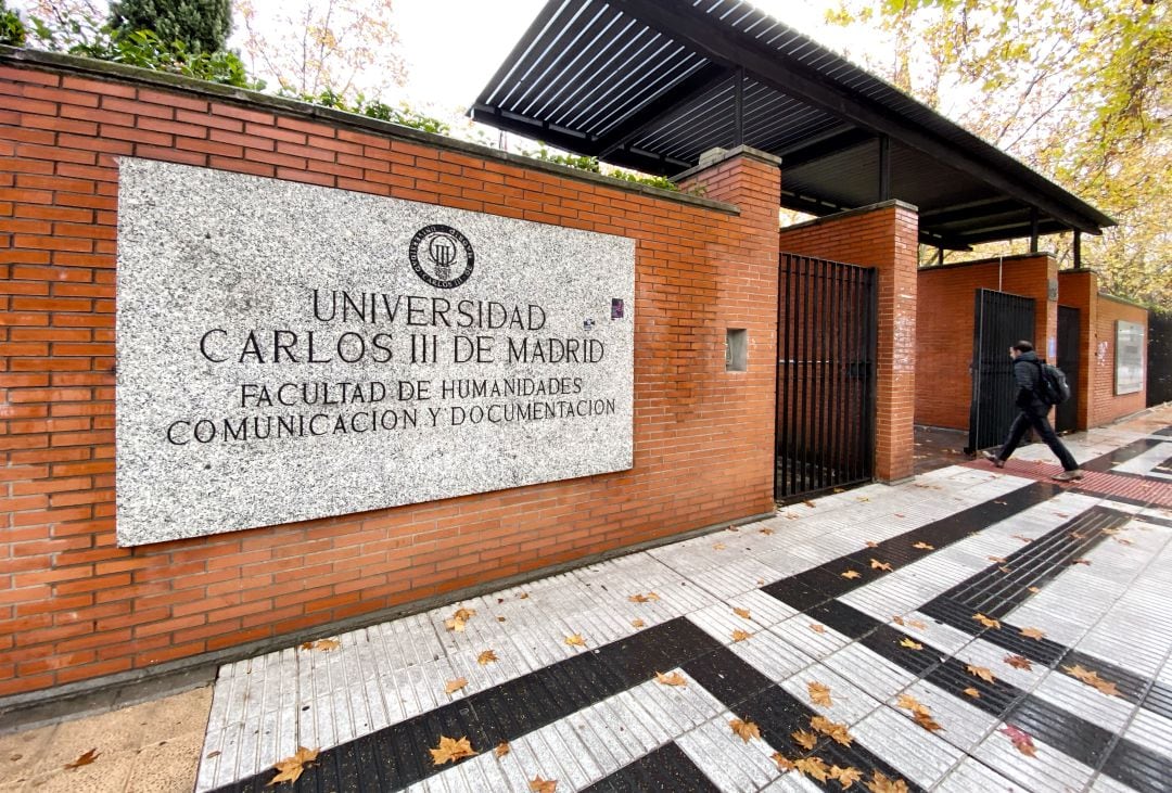 Un alumno entra en la facultad de humanidades, comunicación y documentación de la Universidad Carlos III de Madrid