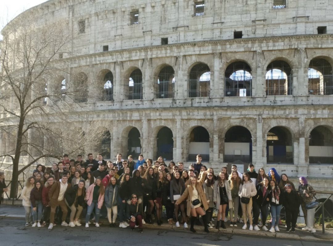 Los estudiante durante su viaje en Italia. Se hicieon una foto en Roma