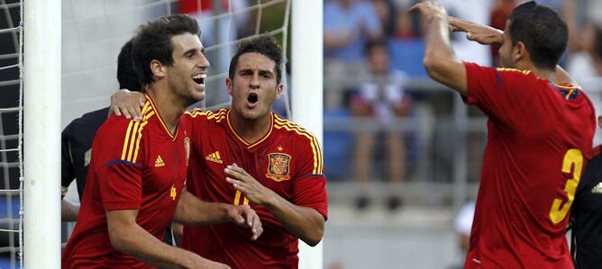 Los jugadores de la selección olímpica española, Javi Martinez, Koke y Dominguez, celebran el primer gol del combinado español, durante encuentro amistoso preparatorio para Londres 2012 que les enfrenta a la selección de México en el estadio Ramón de Carr