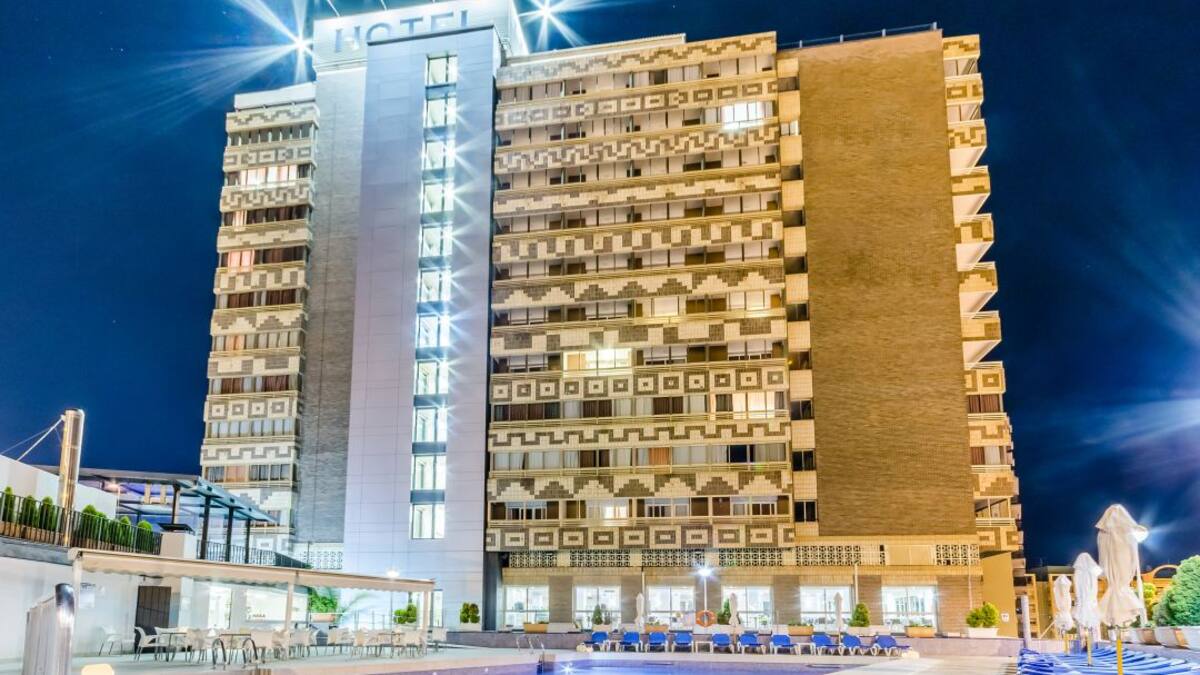 Desalojan a 400 clientes de un hotel de Alicante por un incendio en la cocina