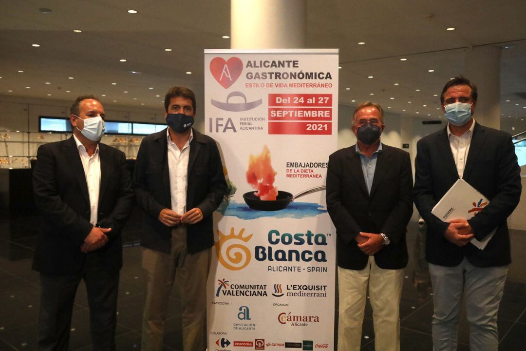 Carlos Baño, coordinador de Alicante Gastronómica (i), con el presidente de la Diputación, Carlos Mazón, el de la Cámara de Comercio, Juan Riera y el director general de Turisme, Herick Campos (d).