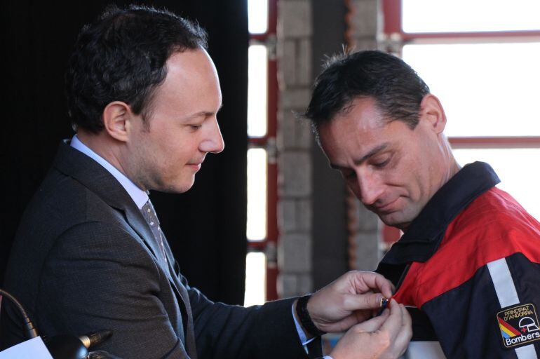 El ministre d'Afers Socials, Justícia i Interior, Xavier Espot, fent entrega d'un pin a un membre del cos