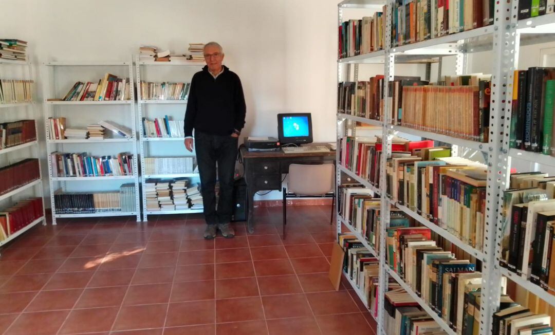 Antonio Bernal en la biblioteca que ha creado en Collados, Sotorribas (Cuenca).