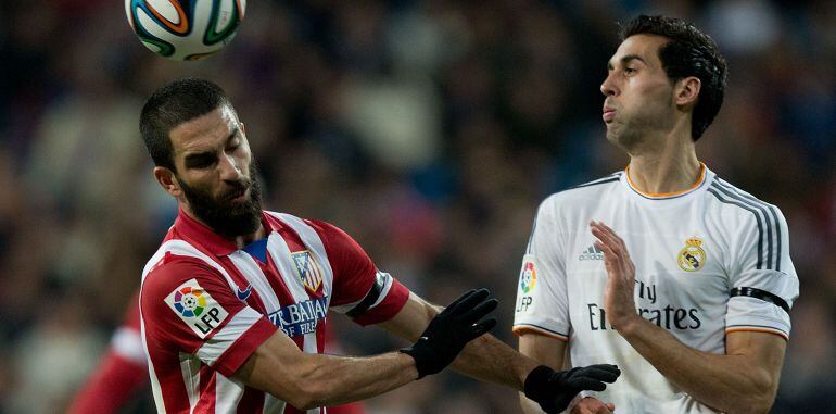 Arda Turan y Arbeloa, en un choque entre el Atlético y el Real Madrid.