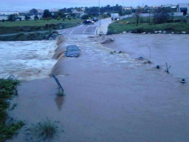 Un vehiculo atrapado por la crecido de un arroyo en Estepona (Málaga)