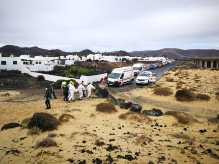 Momento en que trasladan a uno de los migrantes a la ambulancia para llevarlo al hospital Molina Orosa.