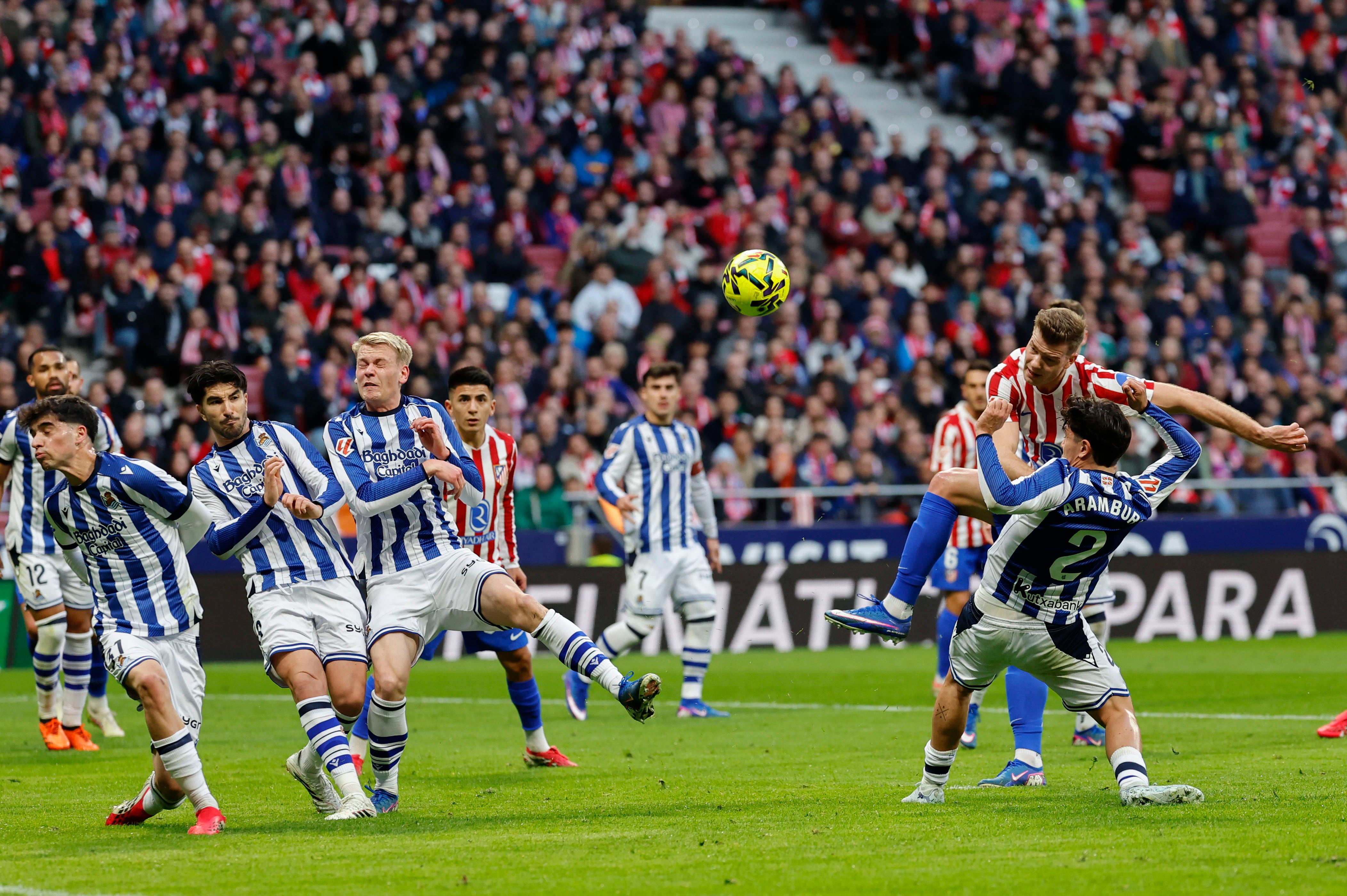 MADRID, 07/03/2026.- El delantero del Atlético de Madrid Alexander Sorloth (d) tira  a puerta ante la Real Sociedad durante el partido de la jornada 27 de Liga que disputan este sábado Atlético de Madrid y Real Sociedad en el estadio Metropolitano de Madrid. EFE/Mariscal
