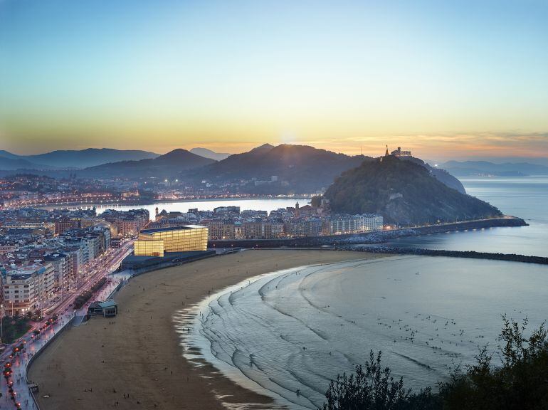 Vista de San Sebastián con el palacio de congresos del Kursaal