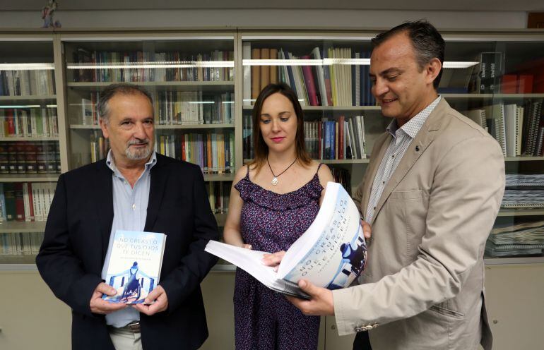 La presidenta de ONCE Castilla y León, Arancha Casado (C), el presidente autonómico de ASPACE, Luis Ángel Pérez (D), y el autor del libro, Javier Martín Betanzos,