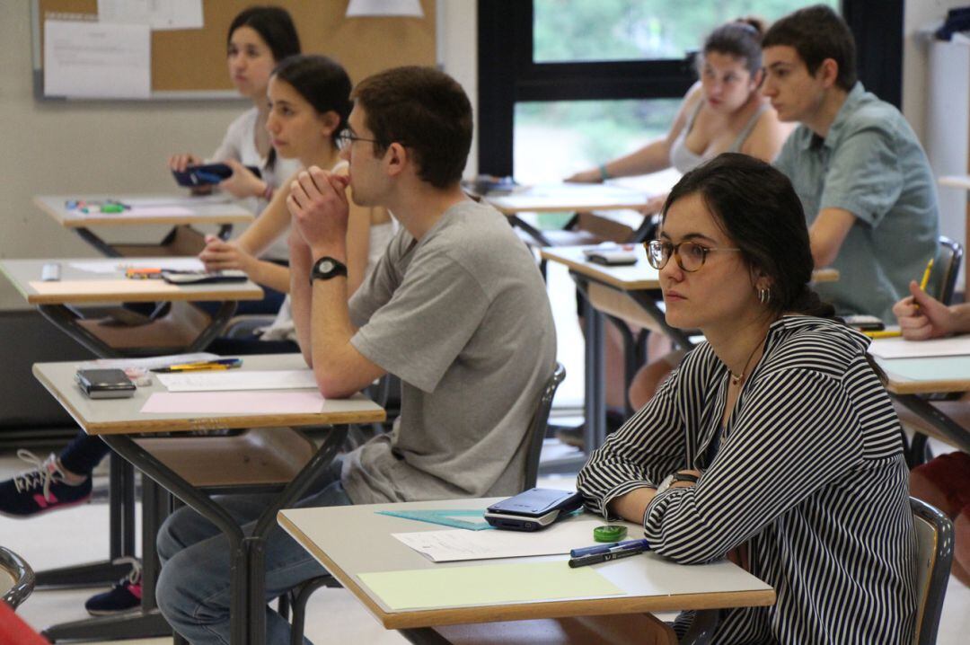 Alumnes a les passades Proves oficials de batxillerat. Els alumnes de segon curs d'enguany no passaran les proves i una setantena dels afectats han engegat una campanya per canviar la forma d'avaluació triada pel ministeri per pujar la seva nota final.