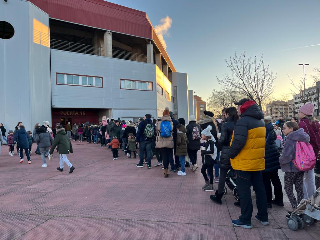 Largas filas en Las Gaunas para esperar la llegada de los Reyes Magos