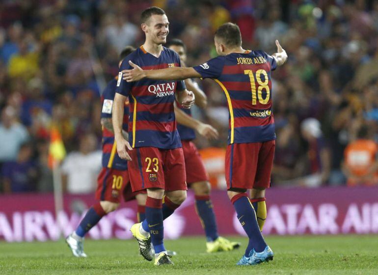 Jordi Alba celebra con Vermaelen el tanto del belga