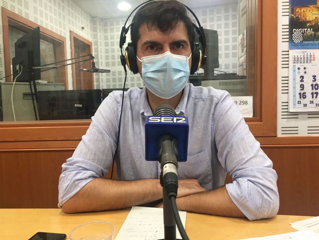 José Lázaro en el estudio de Radio Córdoba