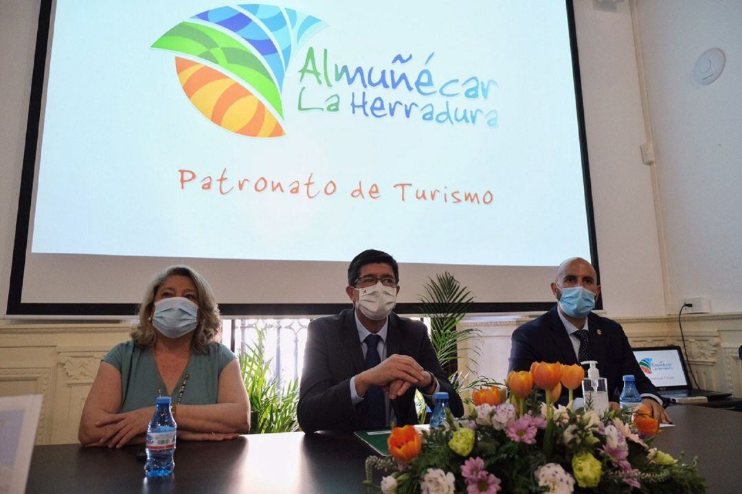 El vicepresidente de la Junta y consejero de turismo, Juan Marín, durante el encuentro con empresarios turisticos celebrado en Almuñécar junto a la alcaldesa de Almuñécar, Trinidad Herrera, y el concejal de turismo, Daniel Barbero