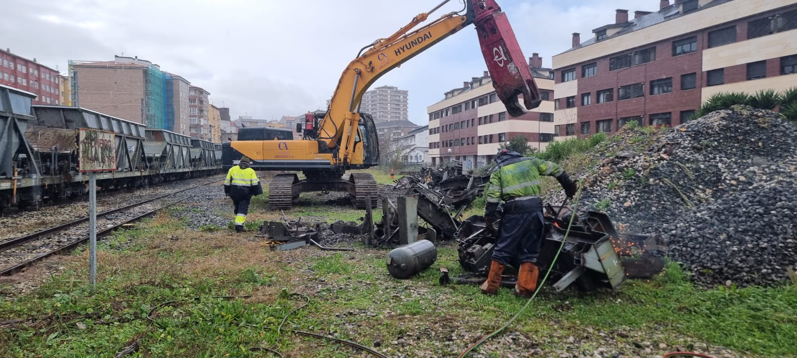 Trabajos de desguace en la estación de Torrelavega