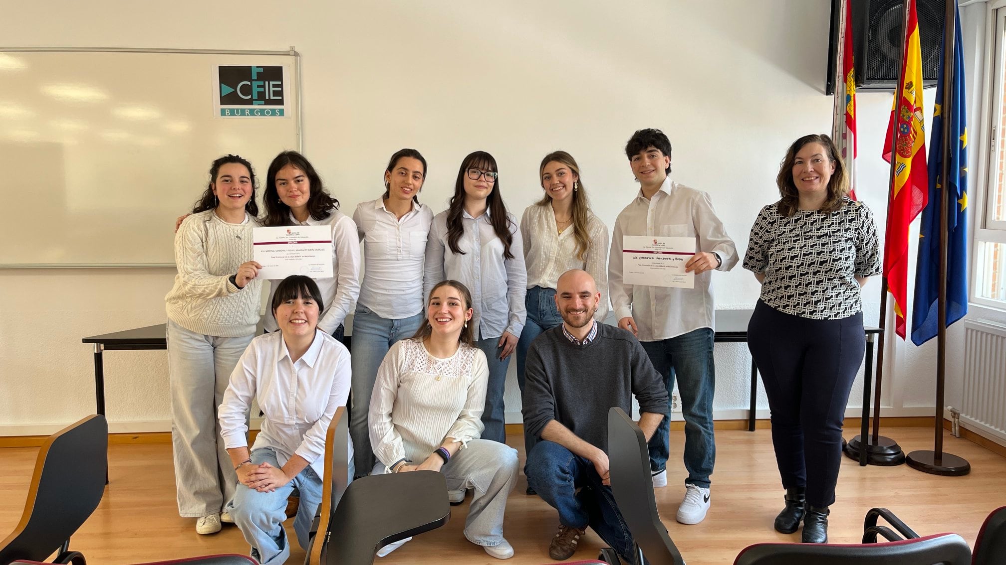 Equipo ganador formado por Alexia Adrián Cabañes, Laura Sofía Argüello Herrera, Blanca Arranz González, Zuriñe García Núñez, Alejandra Ortuño Abad, Rebeca Sánchez Nielson, Jimena Velázquez Benedited y Héctor Santamaría Hontoria, acompañados por sus profesores Eva María Miranda, y Guillermo Martínez