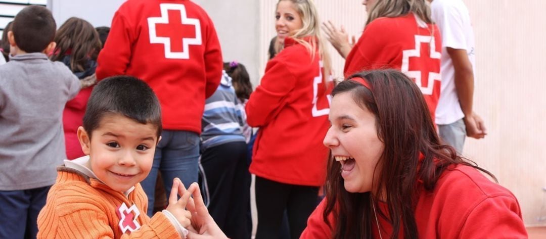 Voluntarios de Cruz Roja con la infancia 