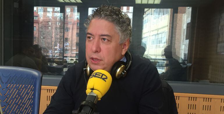 Tomás Burgos, en los estudios de Radio Valladolid