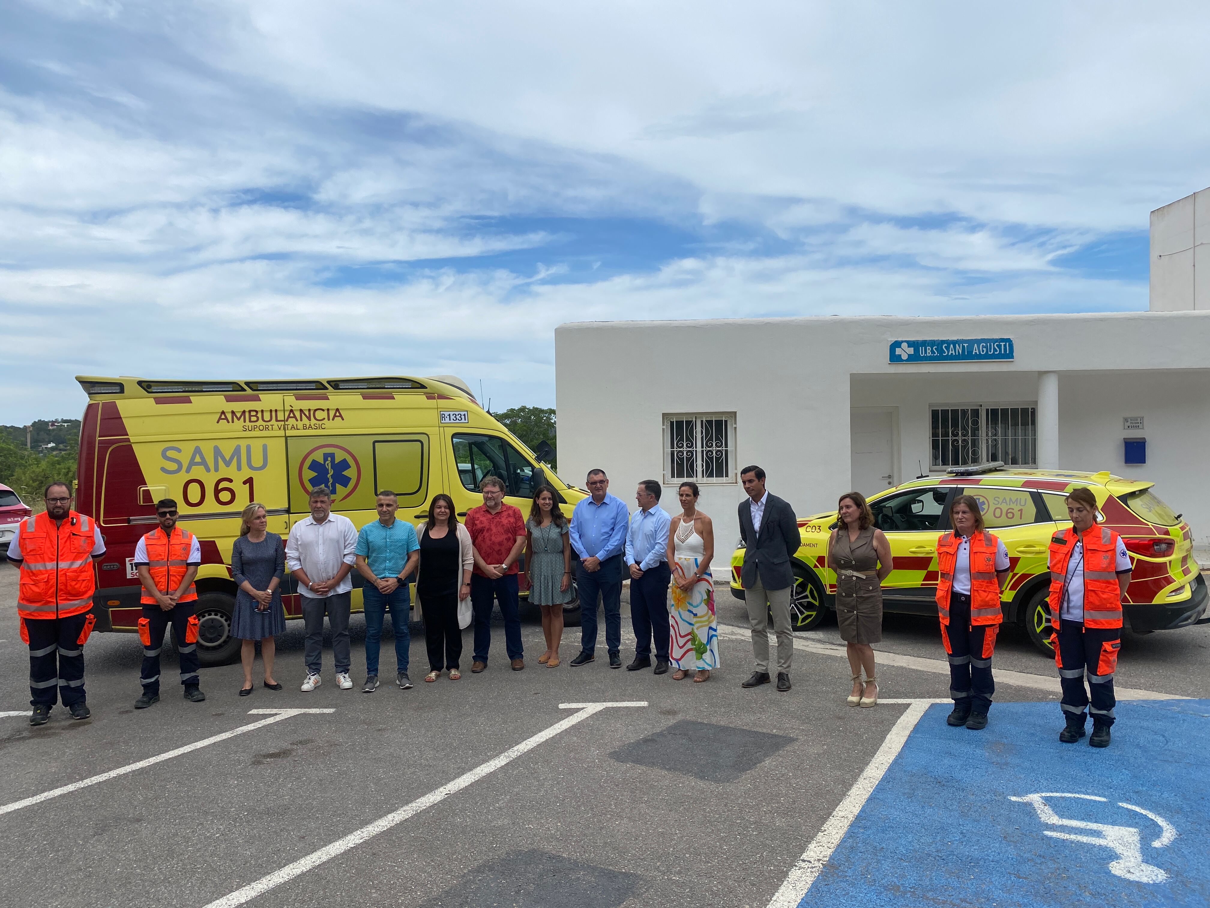 Un momento durante la presentación de la ambulancia