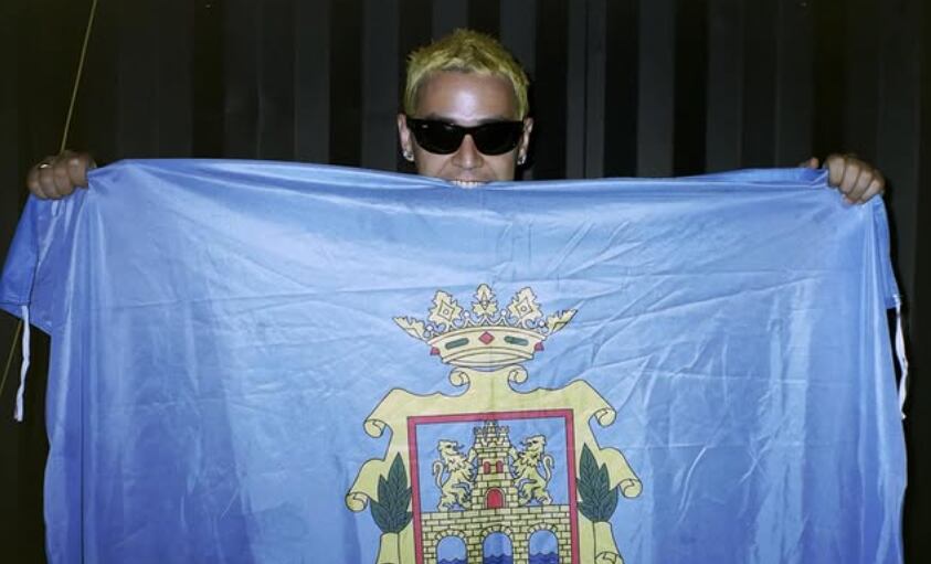 El Barry B, posando con la bandera de Aranda