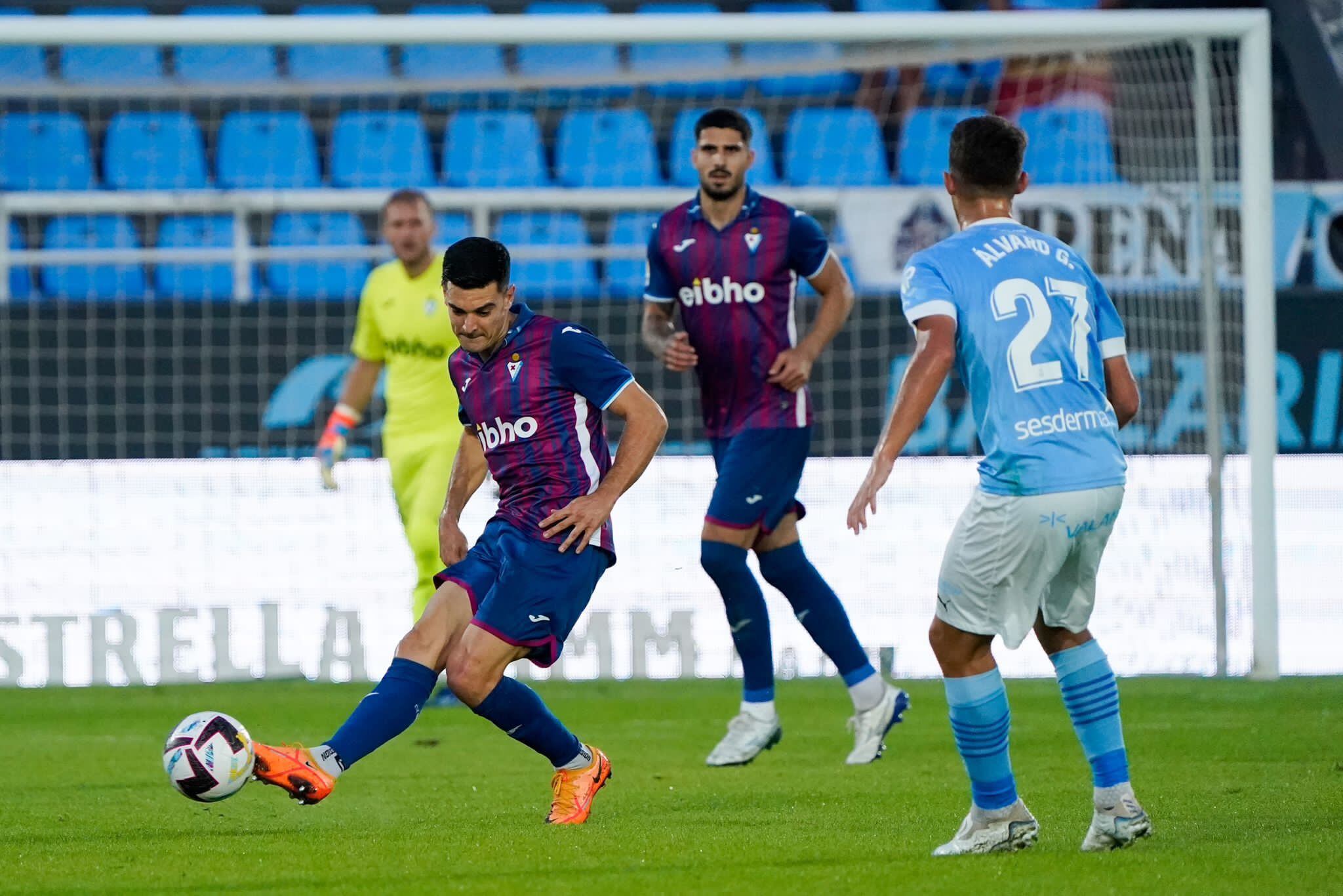 Sergio Álvarez pasa el balón durante el duelo en Ibiza