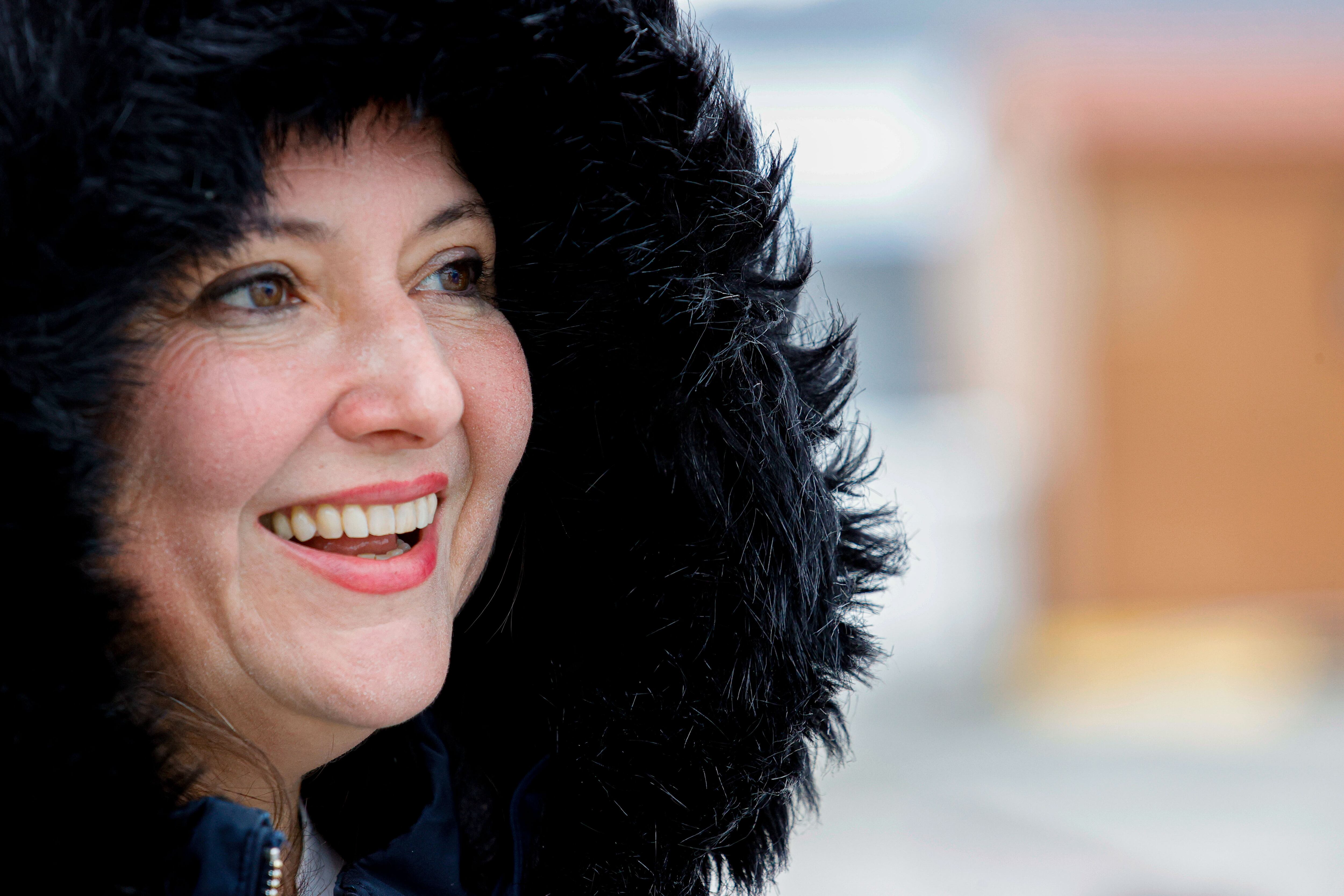 FERROL, 19/04/2023.- La ilustradora Elga Fernández Lamas (Ferrol, 1976) reside en Valencia desde hace casi dos décadas, pero el trabajo sigue teniendo una gran repercusión en su ciudad de origen, a la que regresa por unos días para aparcar su oficio de ilustradora y entregarse al descanso junto a los suyos. EFE/ Kiko Delgado.