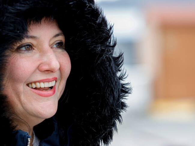 FERROL, 19/04/2023.- La ilustradora Elga Fernández Lamas (Ferrol, 1976) reside en Valencia desde hace casi dos décadas, pero el trabajo sigue teniendo una gran repercusión en su ciudad de origen, a la que regresa por unos días para aparcar su oficio de ilustradora y entregarse al descanso junto a los suyos. EFE/ Kiko Delgado.