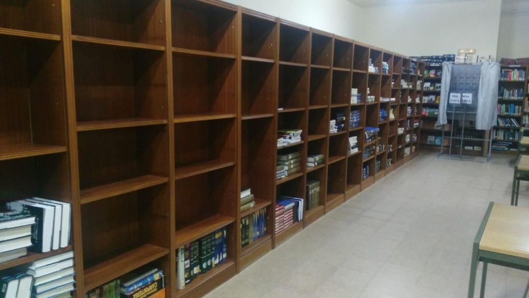 La biblioteca munipical de Villafranca mantiene las cabinas electorales y las estanterías retiradas y vacías desde la última jornada electoral