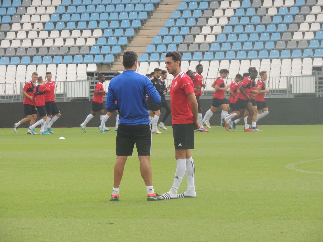 Pedro Emanuel habla con Aguza. 