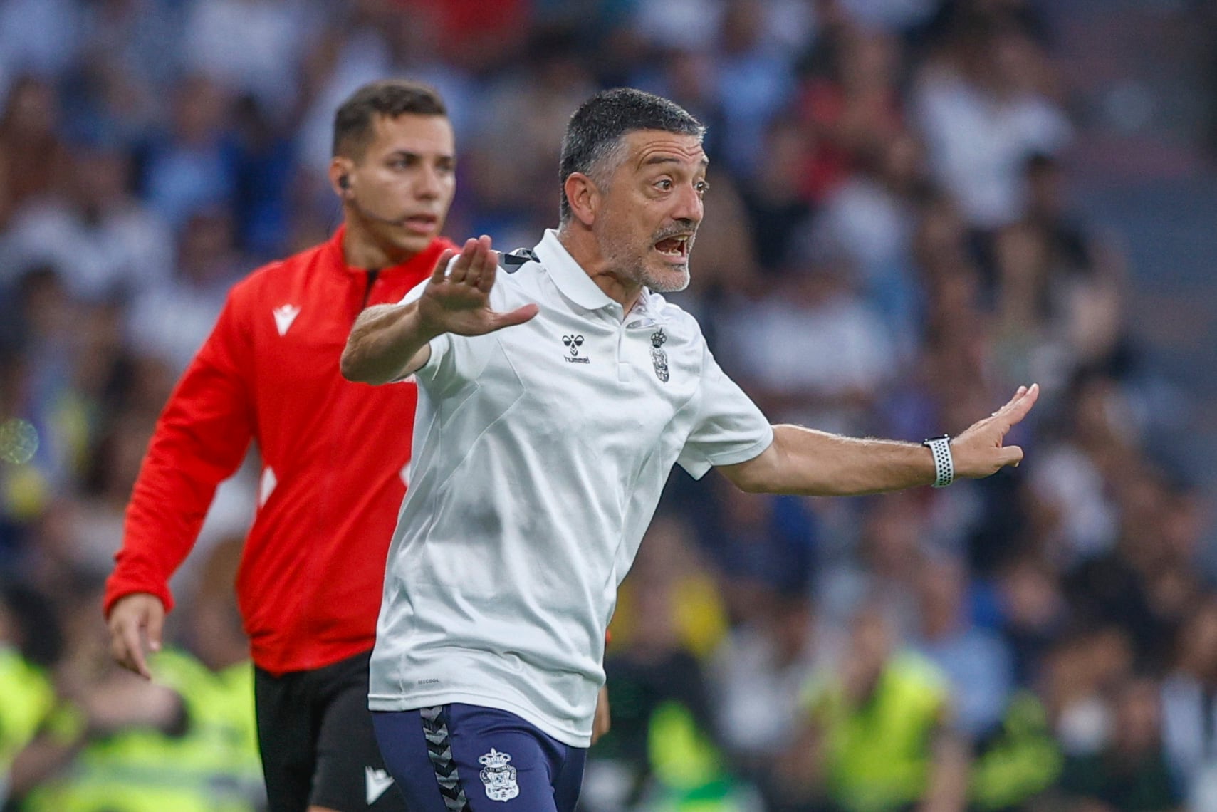 MADRID, 27/09/2023.- El técnico de Las Palmas, Francisco Javier García, durante el encuentro correspondiente a la séptima jornada de primera división que disputan hoy miércoles frente al Real Madrid en el estadio Santiago Bernabéu, en Madrid. EFE / Rodrigo Jiménez.
