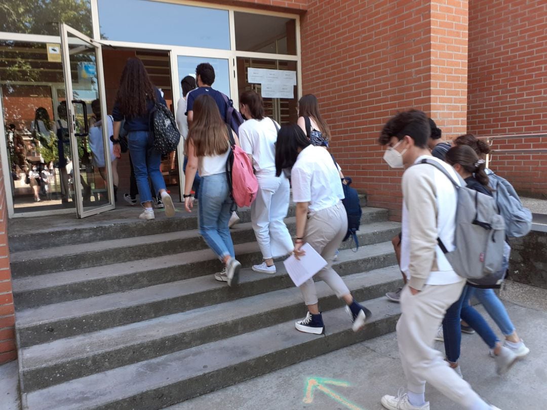 Estudiantes accediendo a un centro donde se celebran las pruebas de selectividad