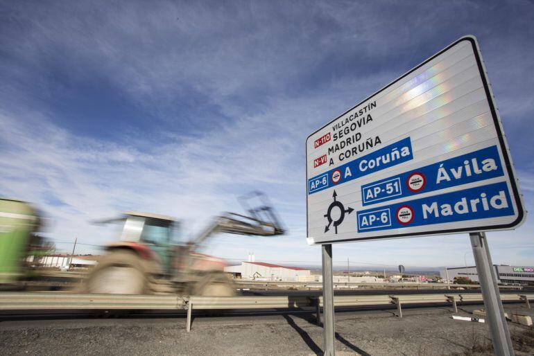 Cartel informativo de acceso a la autopista, en Villacastín