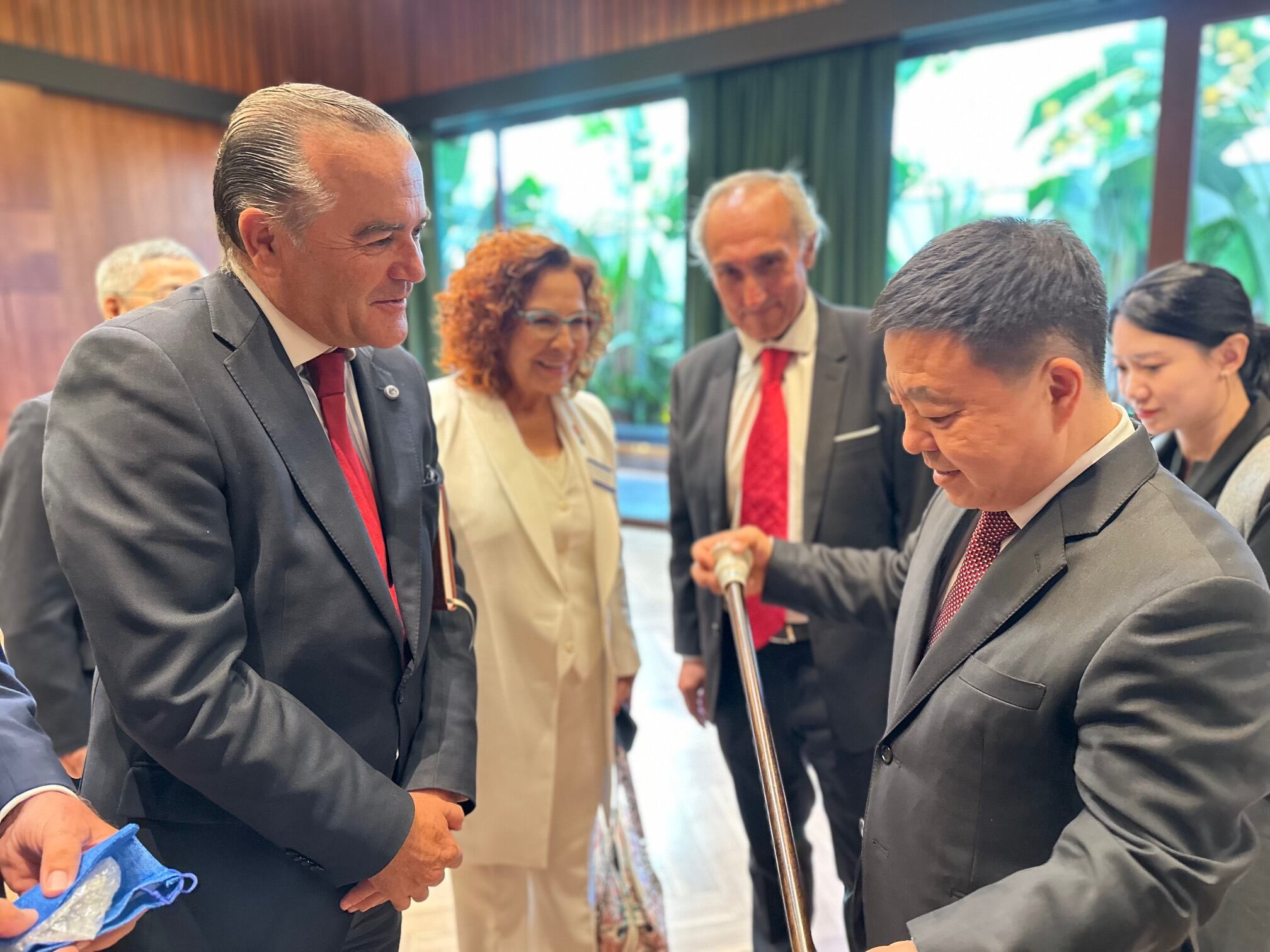 José Julián Gregorio, alcalde de Talavera, entregando el bastón de cerámica al gobernador chino durante el Foro de Cooperación Económica y Comercial entre China (Jiangxi) y Europa (Madrid).