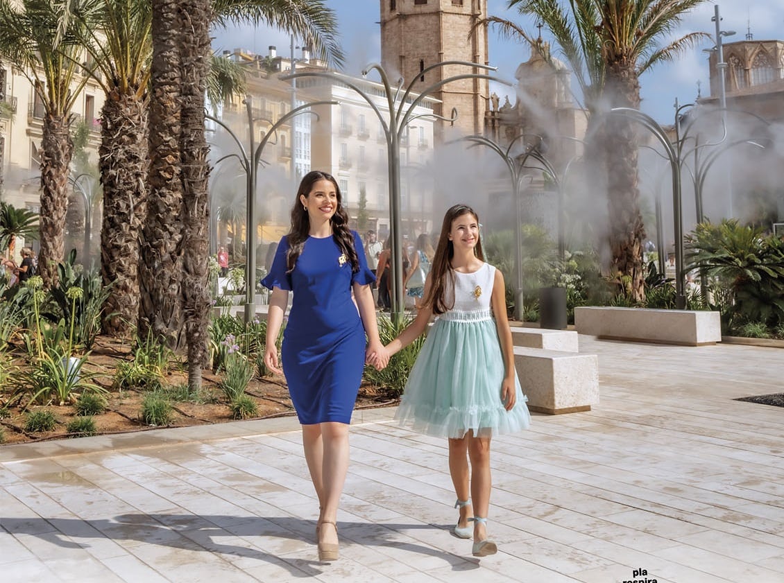 Campaña del Ayuntamiento de València para promocionar la nueva plaza de la Reina de la ciudad, con la imagen de las falleras mayores.