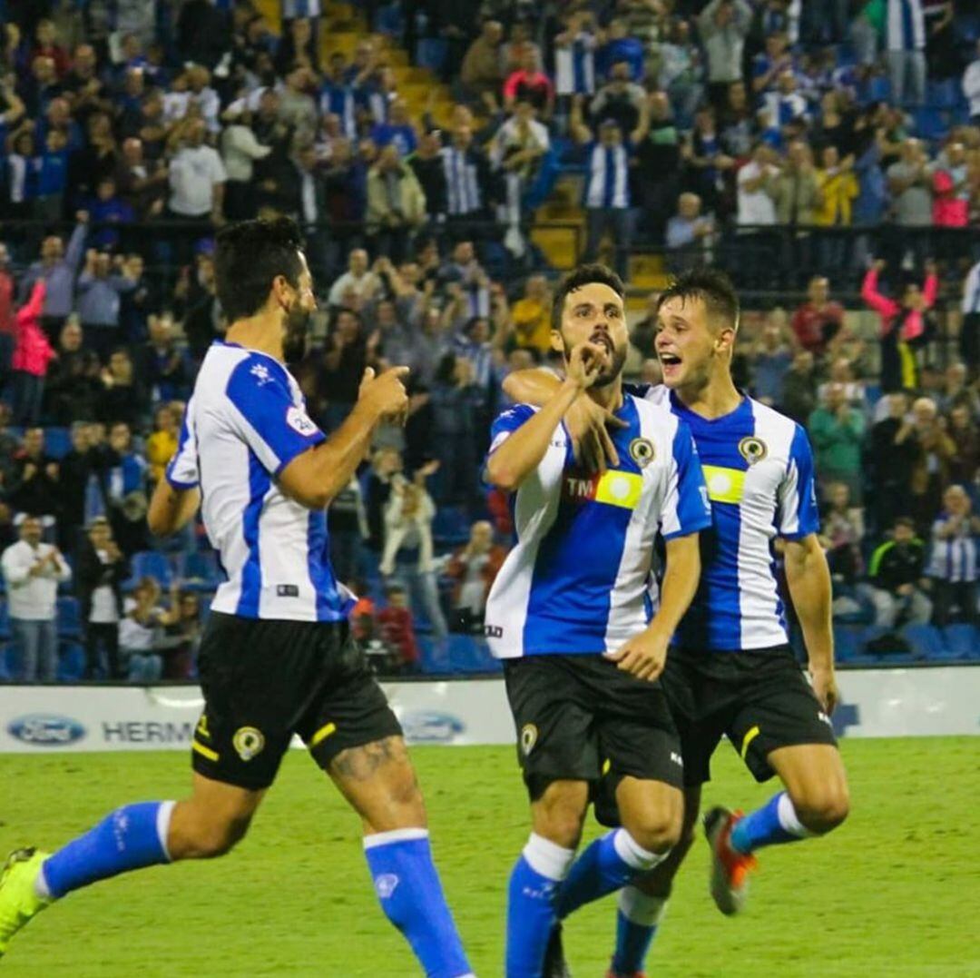 Diego celebra su gol con Nani y Carlos Martínez