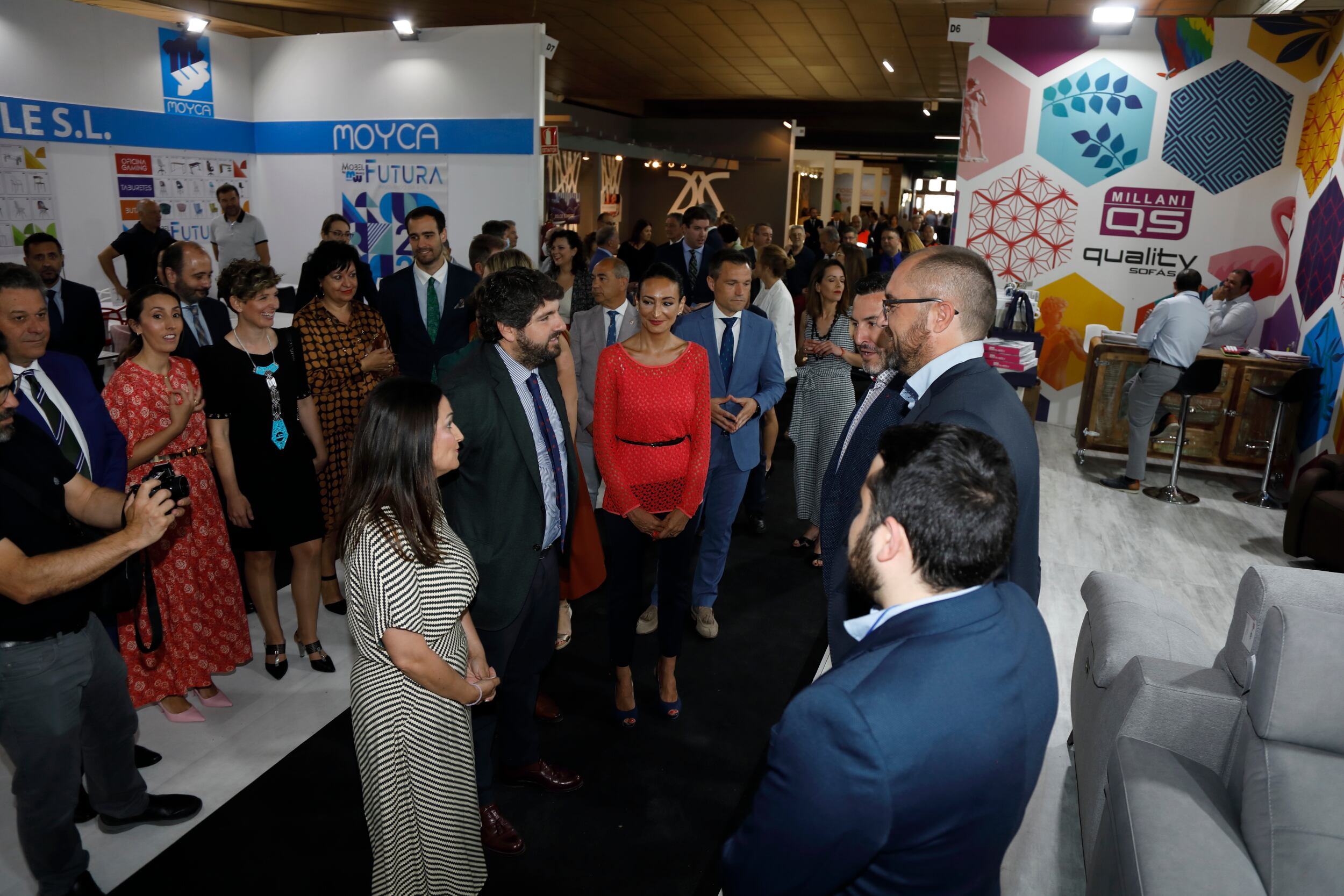 El presidente de la región junto al resto de autoridades visitan los diferentes stands de la FMY