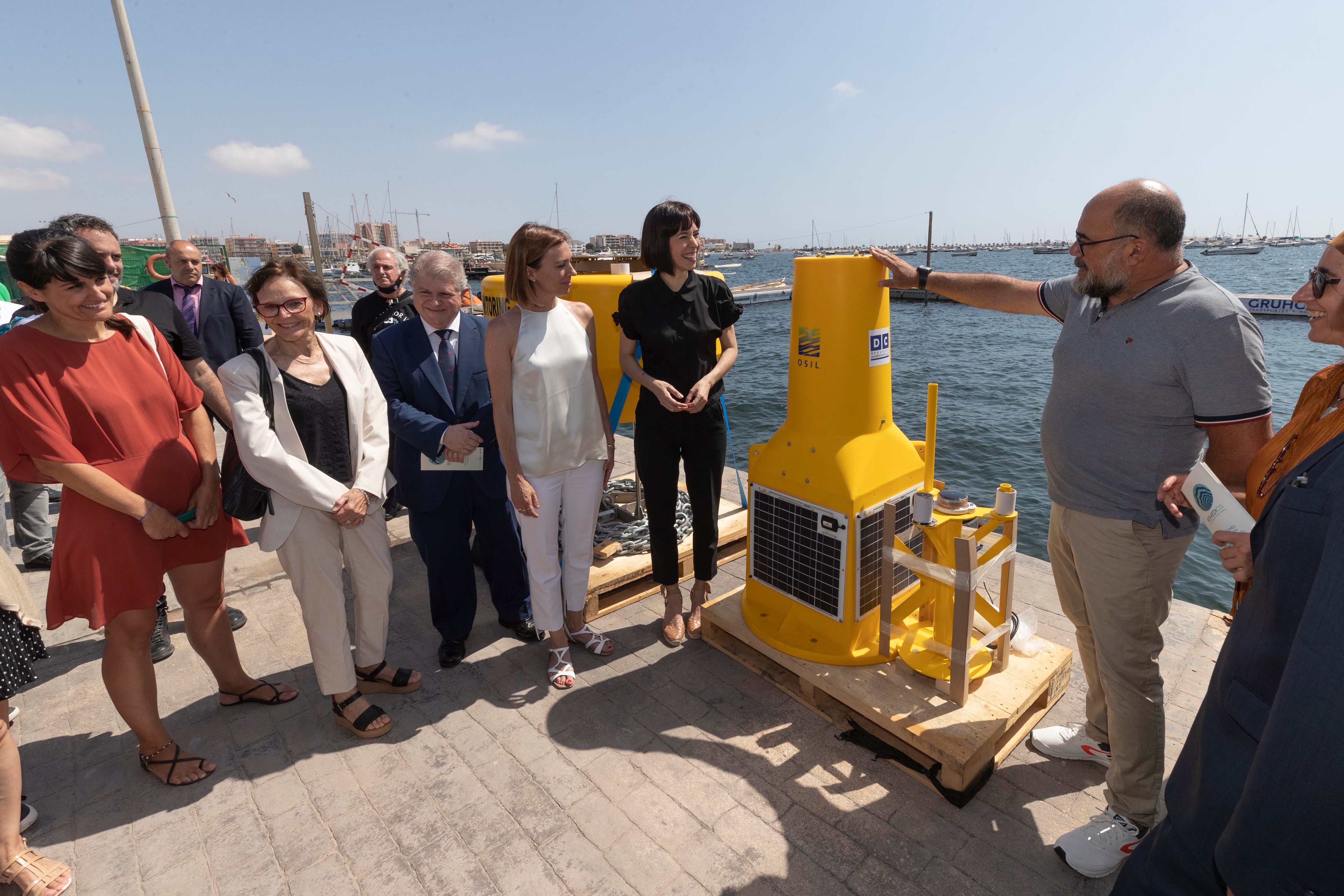 La ministra de ciencia e innovación Diana Morant (c), el delegado del gobierno de Murcia José Vélez (3i) y la presidenta de la Mancomunidad de Canales del Taibilla, Francisca Baraza (2i), entre otros, durante la visita este jueves al Instituto Oceanográfico de Murcia en San Pedro del Pinatar, donde la ministra fue informada de primera mano sobre dos proyectos de investigación para avanzar en la restauración del Mar Menor y su entorno.