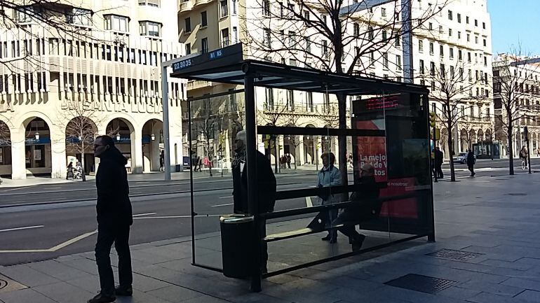 Vecinos de Zaragoza esperando en una parada del autobús