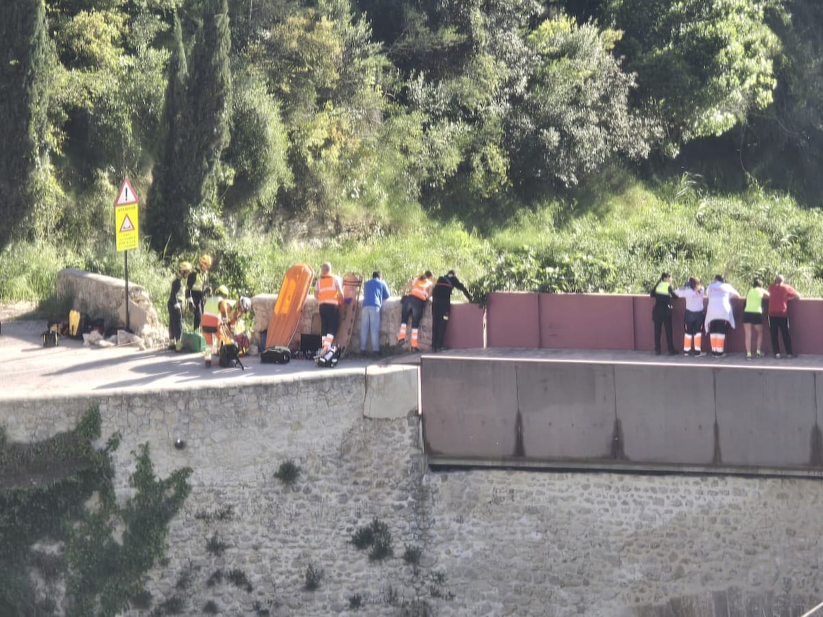 Dos muertos y un herido tras caer un coche al río Clariano en Ontinyent