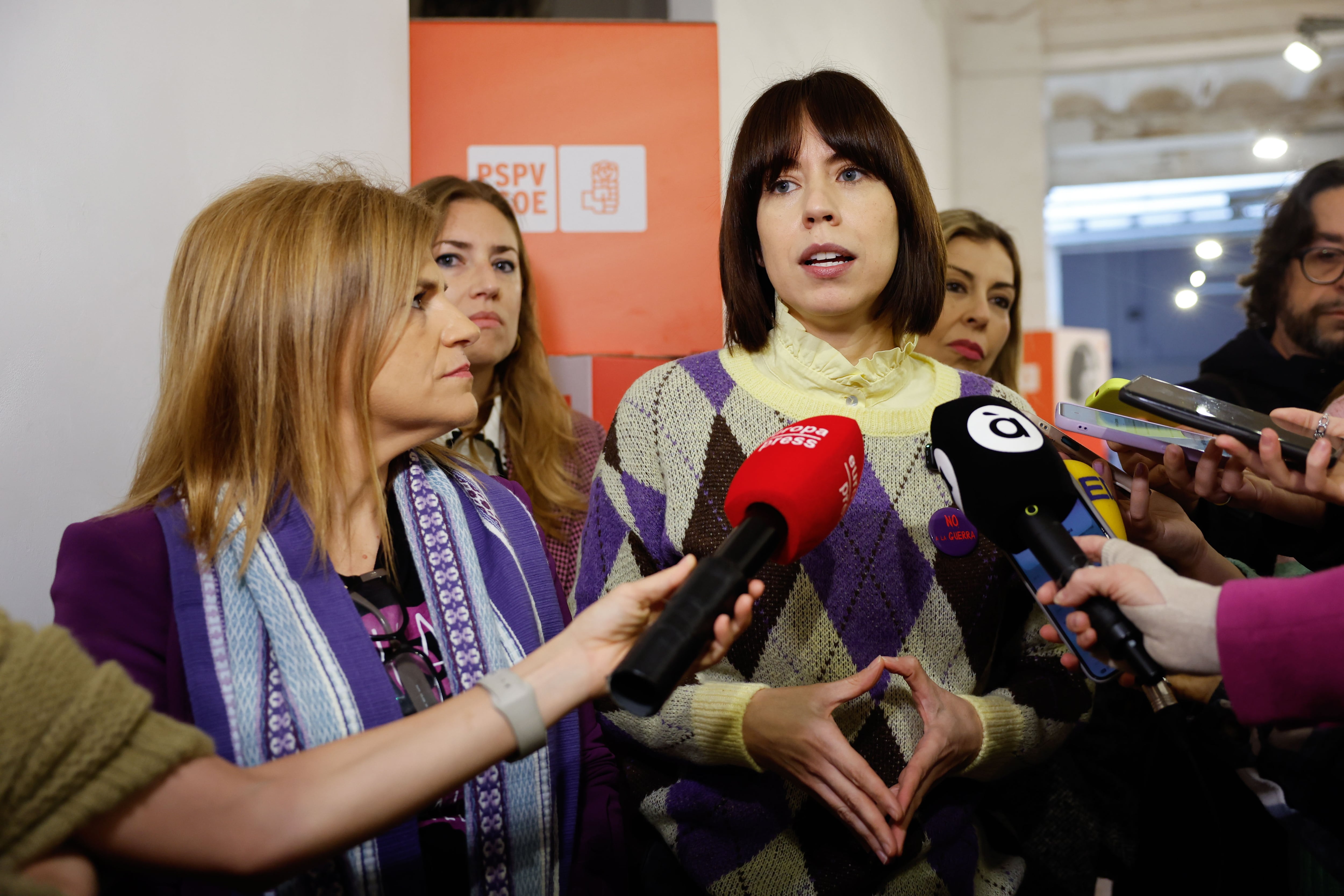 La secretaria general del PSPV-PSOE, Diana Morant (d) participa este sábado junto a la secretaria de Igualdad del PSOE, Pilar Bernabé (i) en la jornada sobre Igualdad de los socialistas valencianos con motivo del 8M