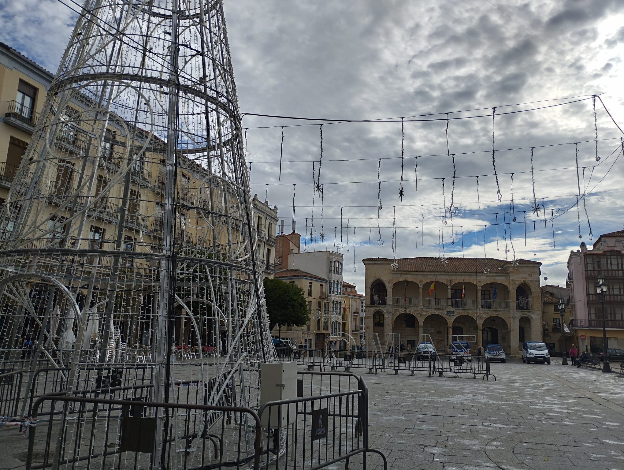 Decoración navideña en la Plaza Mayor de Zamora