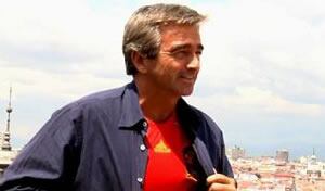 Este es el 'making off' de la sesión de fotos con Carles Francino (Director y presentador de 'Hoy por hoy' de la Cadena Ser) para El País Semanal en un especial en el que el suplemento, bajo el título de El once de 'El País Semanal', elige a 11 personalidades de la cultura y el deporte para formar su once ideal para la Eurocopa de fútbol.