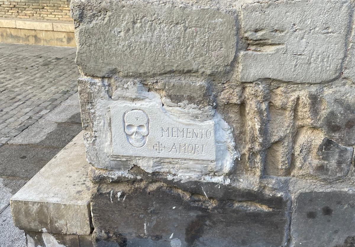 La imagen está en un muero de la calle del Cisne