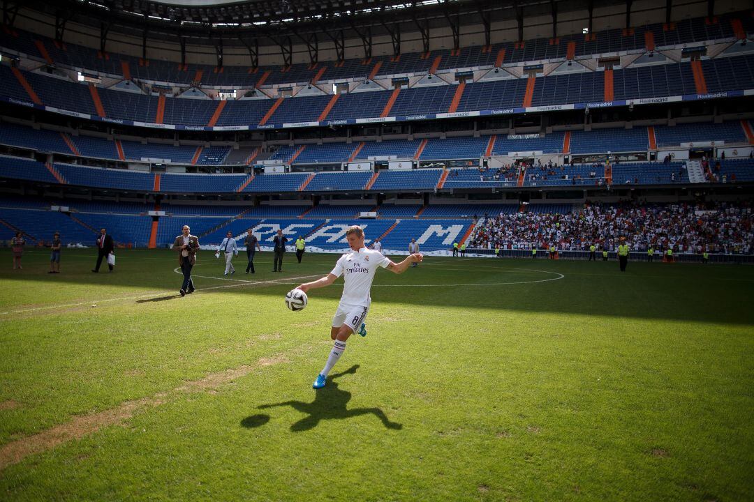 Toni Kroos lanza una pelota a la grada durante su presentación den 2014