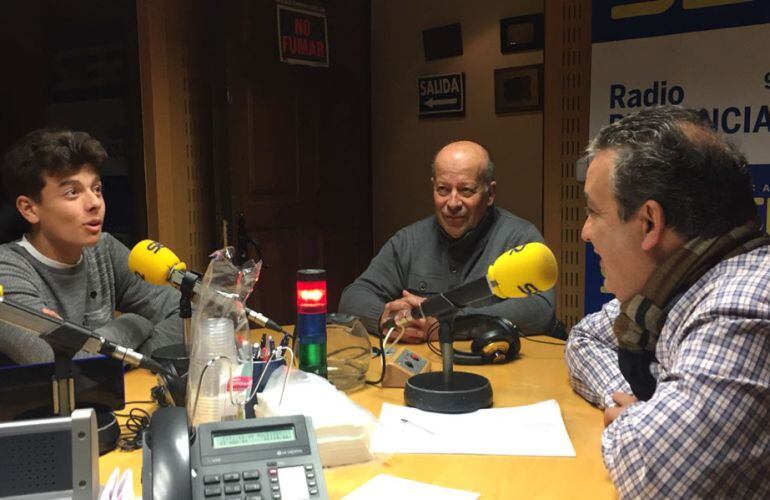 Alberto Sánchez (i) junto a su padre y Pedro Cordero (d) durante la entrevista